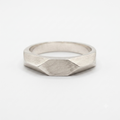 Anillo geométrico facetado en plata de ley